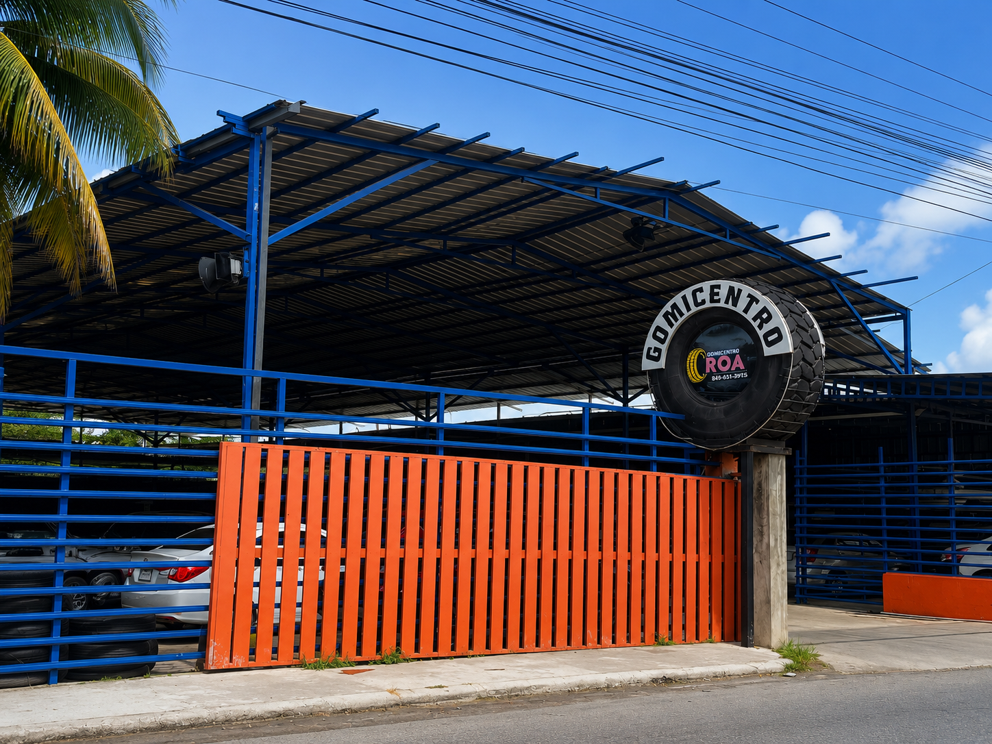 Rótulo circular de Gomicentro Roa en la entrada del taller en Bonao